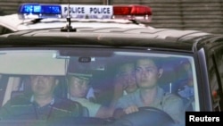 8月23日，薄熙来乘车离开济南法院