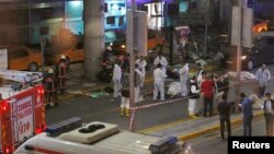 Ekipe hitne pomoći ispred aerodroma u Turskoj