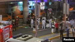 28일 터키 이스탄불 공항에서 자살 폭탄 테러가 발생한 가운데 수사팀이 테러 현장을 수색하고 있다.