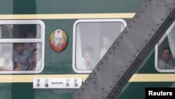 一列从中国边境城市丹东开往朝鲜首都平壤的火车