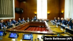 Staffan de Mistura, Bashar al-Ja'afari et leurs délégations lors des pourparlers de paix à Genève en Suisse, le 16 mai 2017.