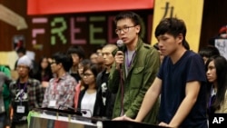 2014年4月7日反服贸抗议学生领袖林飞帆(左)和陈为廷在被占领的台湾立法院举行记者会