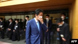 លោក​នាយករដ្ឋមន្ត្រី​ជប៉ុន Shinzo Abe ចាកចេញ​ពី​សន្និសីទ​កាសែត​មួយ​នៅ​ការិយាល័យ​នាយករដ្ឋមន្ត្រី​នៅ​ក្នុង​ក្រុង​តូក្យូ កាលពី​ថ្ងៃទី៤ ខែឧសភា ឆ្នាំ២០២០។