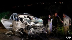 以色列安保人员在撞击以色列军人现场进行调查