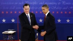 Le président Barack Obama et son adversaire républicain Mitt Romney se serrent la main à la fin du débat à Hofstra University à New-York, 16 octobre 2012.