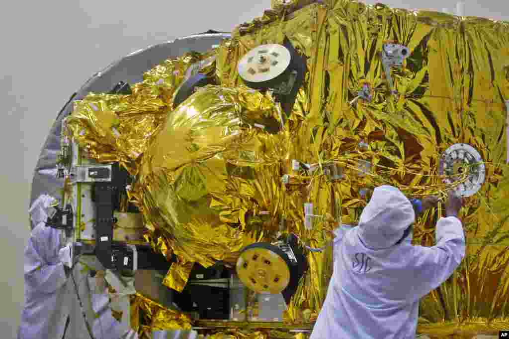 Para Insinyur India bekerja pada wahana pengorbit Mars di pusat penelitian antariksa India (ISRO) di Bangalore. Proyek antariksa India dengan dana 71 juta dolar AS ini mempunyai target untuk meluncurkan wahana pengorbit Mars antara tanggal 21 Oktober dan 19 November 2013 mendatang dari Sriharikota di India selatan.