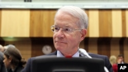 جوزف مک مانوس، نماینده آمریکا در آژانس بین المللی انرژی اتمی