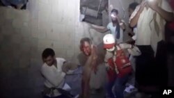 تصویری از یک فرد نجات یافته از حملات ائتلاف به رهبری عربستان سعودی به بندر حدیده در روز جمعه ۱ بهمن ١۴۰۰