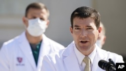 美国总统特朗普的医生肖恩·康利10月4日在马里兰州沃尔特·里德国家军事医疗中心举行简报会。