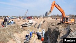 파키스탄 수도 이슬라마바드 남부 라힘야르칸 마을주변에서 폭탄 공격으로 파괴된 가스관을 수리하고 있다.