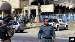 Polisi Afghanistan mengamankan lokasi dari serangan pemberontak (foto: dok). Taliban menewaskan 4 polisi dalam serangan hari Minggu 2/6. 