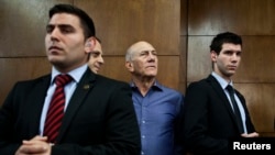 Mantan PM Israel Ehud Olmert (dua dari kiri) menunggu pelaksanaan sidang di pengadilan distrik di Tel Aviv (31/3).