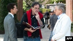 美国电影导演奥利弗•斯通（中）