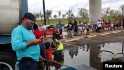 玛利亚飓风过后波多黎各人排队领水（2017年10月1日）