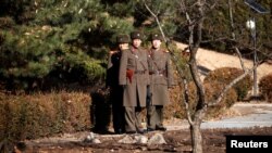 朝鲜半岛临时军事分界线板门店朝鲜一侧的执勤军人