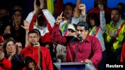 Le président vénézuélien Nicolas Maduro, entouré de ses partisans lors d'un rassemblement après la publication des résultats de la présidentielle, à l'extérieur du palais Miraflores à Caracas, au Venezuela, le 20 mai 2018.