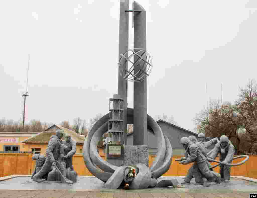 Monumen di depan stasiun pemadam kebakaran sebagai penghormatan kepada 32 petugas yang tewas saat memadamkan ledakan di Reaktor No. 4, Chernobyl, Ukraina (19/3). (Steve Herman/VOA)