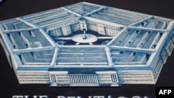 资料照片：美国国防部新闻简报室的五角大楼标识。