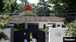 在萨尔瓦多政府宣布中断与台湾的外交关系的一天后，一位男士走进台湾驻圣萨尔瓦多的大使馆。（2018年8月21日）