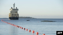 资料照片：这张拍摄于2015年10月12日的照片显示一艘电缆铺设船在芬兰赫尔辛基附近海面铺设C-Lion1海底电缆。