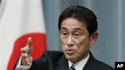 日本新外相岸田文雄在东京首相官邸举行记者会(2012年12月27日)