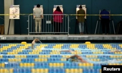 رای دهندگان در یک استخر در نیوجرسی رای می دهند.