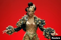 2013年10月新加坡《1002夜》服装展示会中模特展示中国设计师设计的服装