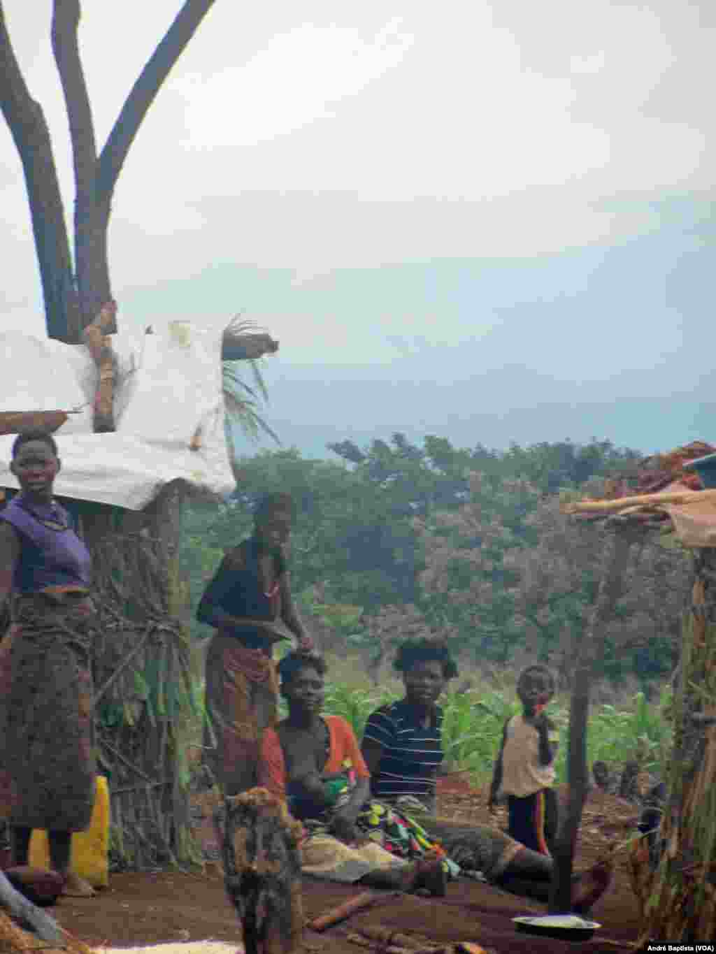 Mulher a amamentar é trançada por outra, no campo de refugiados de Kapise que acolhe moçambicanos no Malawi. Jan. 27, 2016