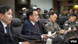 2025년 2월 7일 최상목 한국 대통령 권한대행 부총리 겸 기획재정부 장관이 한국 합동참모본부 지휘통제실을 방문해 군사대비태세 점검을 위한 회의를 주재하고 있다. (사진출처: 한국 기획재정부 홈페이지)