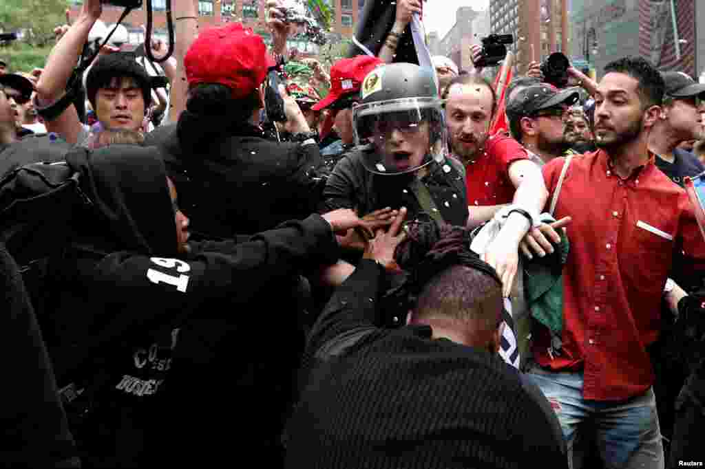 Demonstran bentrok dengan orang-orang yangmenentang demonstrasi mereka saat berlangsungnya demonstrasi May Day di Union Square, New York, 1 Mei 2017.