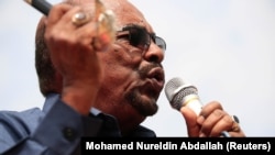 Le président soudanais Omar el-Béchir en visite à Bilal, dans la région du Darfour, au Soudan, le 22 septembre 2017. 