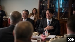 日本防卫大臣小野寺五典(右一）2018年4月20日访问五角大楼（美国国防部照片）