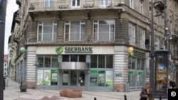 中国和俄罗斯都试图在匈牙利扩大影响。图为俄罗斯最大银行-储蓄银行在匈牙利首都布达佩斯开设的分行。 