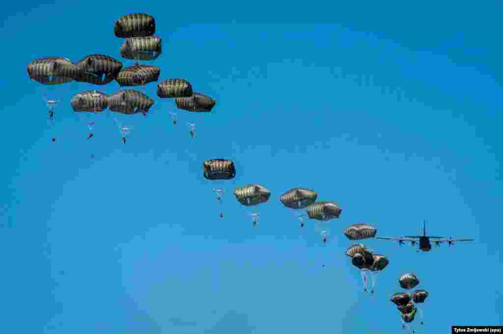 យោធា​ឆ័ត្រយោង​អាមេរិក​ពី​កង​អាកាស​ 82 Airborne Division និង​យន្តហោះ Lockheed C-130 Hercules ត្រូវ​ថត​បាន​នៅ​អំឡុងពេល​លំហាត់សម​ប្រតិកម្មរហ័ស​ Swift Response-16 ជា​ផ្នែក​មួយ​នៃ​ការ​ហ្វឹកហ្វឺន​ Anaconda-16 រៀបចំឡើង​ដោយ​អង្គការ​ណាតូ (Nato) ជិត​ក្រុង Torun ប្រទេស​ប៉ូឡូញ។