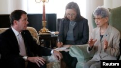 윌리엄 해거티 주일 미국대사가 10일 대사관저에서 일본인 납치 피해자 가족들을 면담하고, 곧 열리는 미일 정상회담에서 납북자 문제가 주요 의제로 다뤄질 것이라고 밝혔다. 해거티 대사가 북한에 납치된 요코다 메구미 양의 어머니 사키에 씨와 대화하고 있다.