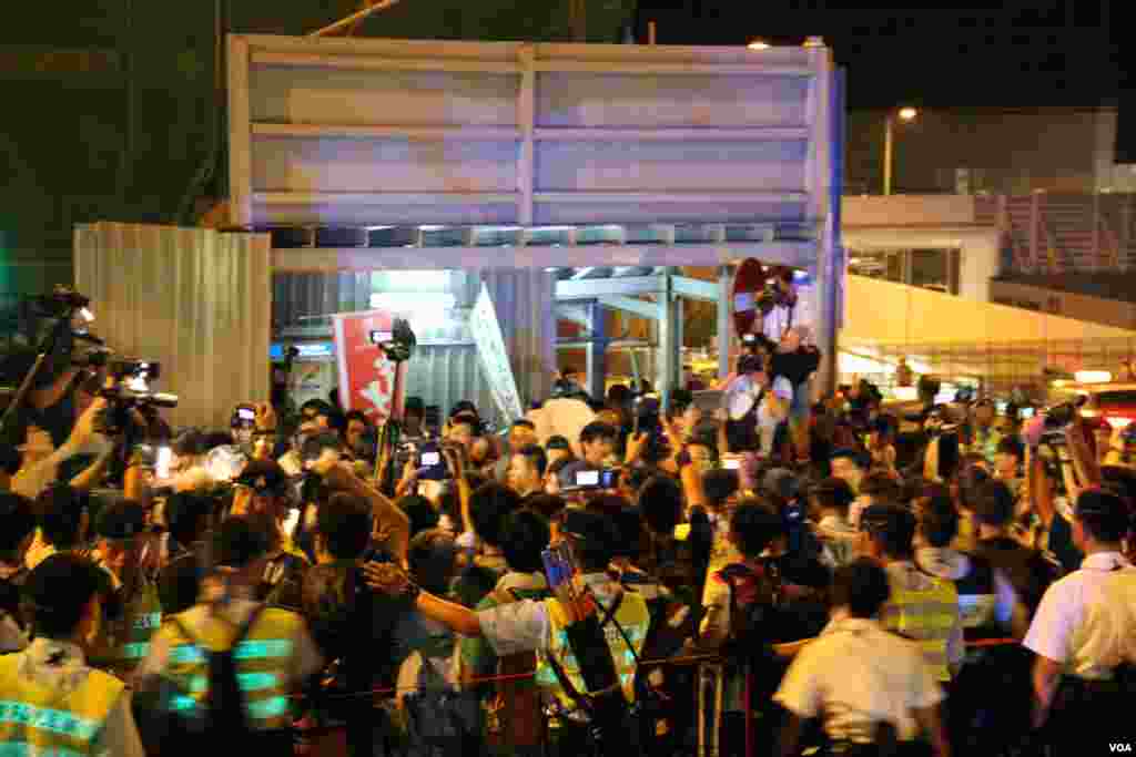 学联发起抗议梁振英拒绝对话公民抗命游行和留守礼宾府（美国之音图片/海彦拍摄）