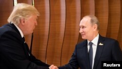 Tổng thống Mỹ Trump (trái) và Tổng Thống Nga Putin gặp nhau lần đầu tiên tại Hamburg, Đức, 7/7/2017.