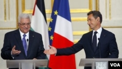 Presiden Palestina Mahmud Abbas dalam jumpa pers bersama Presiden Perancis Nicolas Sarkozy di Paris hari ini.