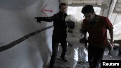 叙利亚自由军的战士12月25日在阿勒颇接受如何应对化武袭击的训练