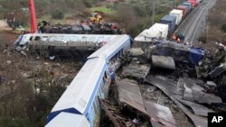 Спасатели работают после столкновения в Темби, Греция, 1 марта 2023 года.