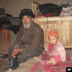 有子女在内地打工的维族家长