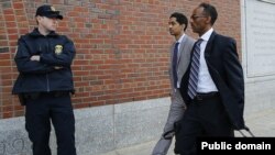 ሮቤል ፊሊጶስ (በስተግራ)፣ ጠበቃ ደረጀ ደምሴ (በስተቀኝ)