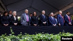 从右至左：共和党副总统候选人、参议员万斯、共和党总统候选人、前总统特朗普、前纽约市长布隆伯格、美国总统拜登、民主党总统候选人、副总统哈里斯、参议院多数党领袖舒默在纽约市世贸中心原址参加9/11恐怖袭击事件23周年的纪念仪式。(2024年9月11日)