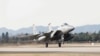 일본 오키나와 가네다 기지에서 미국 공군 F-15 전투기가 이륙하고 있다. (자료사진)