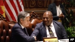 美国国务卿布林肯2023年5月22日在莫尔兹比港与巴布亚新几内亚国防部长签署了一项两国防务合作协议。（美联社）