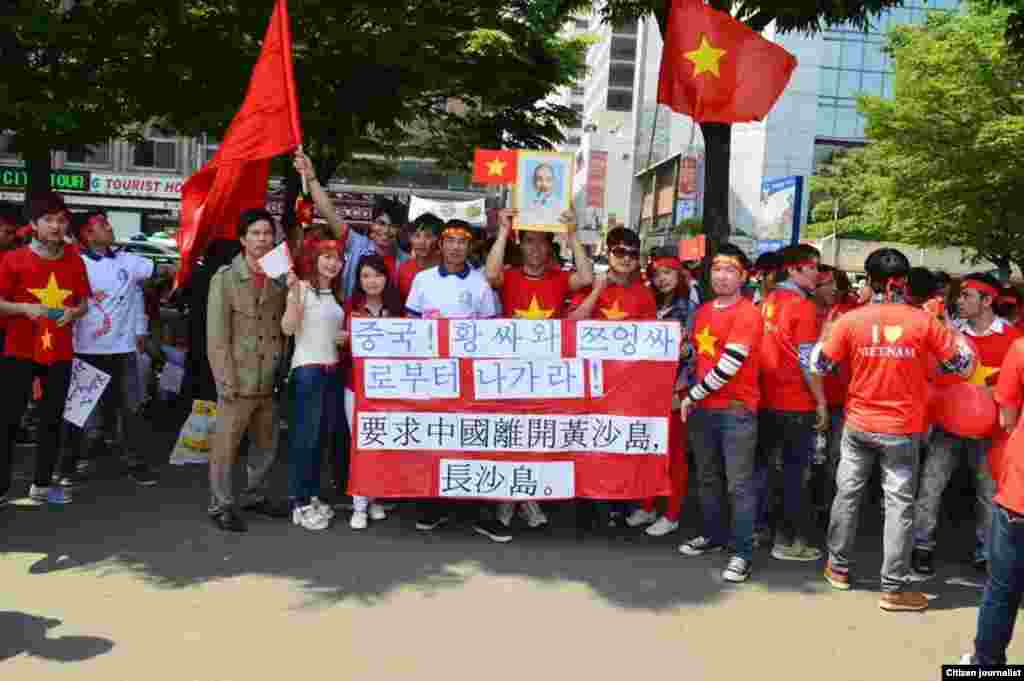 Demonstrasi anti-China di depan di depan Kedutaan Besar China di Busan, Korea Selatan.