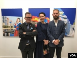 미국 동북부 뉴욕 맨해튼 중심가의 개인 미술전시관인 에단 코엔 갤러리에서 북한주민과 소통을 주제로 한 ‘폴리팝’ 작가 천미나 메릴랜드 미술대학교 교수의 전시회가 열렸다. 왼쪽부터 에단 코엔 갤러리 관장, 천미나 MICA 교수, 나딤사만 큐레이터.