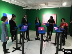 미국 뉴욕에서 열린 ‘엄마-매스 게임’ 전시회에서 관람객들이 서양미술사 강의를 시청하고 있다.