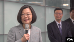 3月21日，台湾总统蔡英文在民进党主席卓荣泰陪伴下到总部登记参与党内初选。她发表讲话，表明其胜选决心。（美国之音海伦）