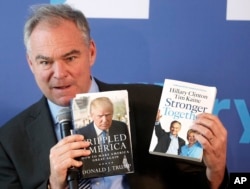 美国民主党副总统候选人，代表维吉尼亚州的参议员蒂姆· 凯恩拿着两本书，显示双方竞选之不同（2016年9月15日）